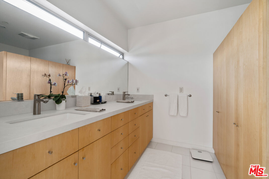 660 Rose Avenue, Unit 4 Venice, CA 90291 - Photo 20 of 25 a large bathroom with a double vanity sink and mirror