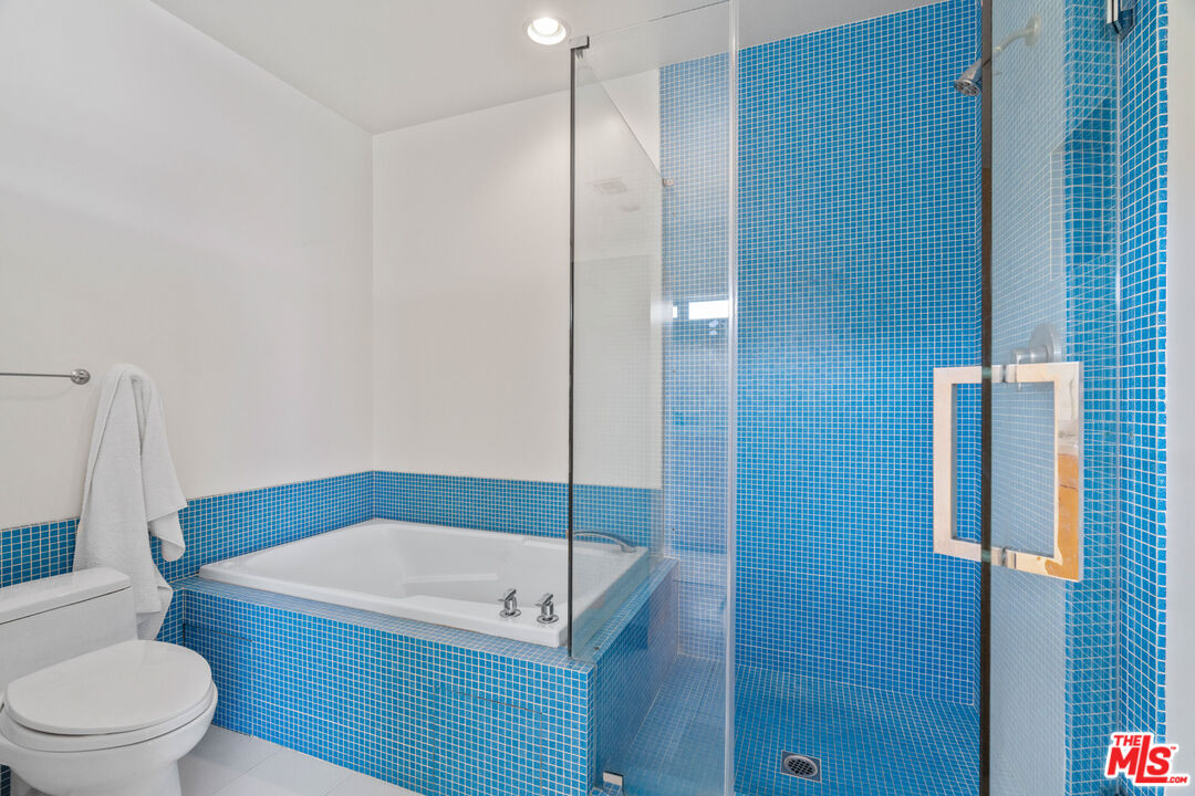 660 Rose Avenue, Unit 4 Venice, CA 90291 - Photo 22 of 25 a bathroom with a sink a toilet and shower