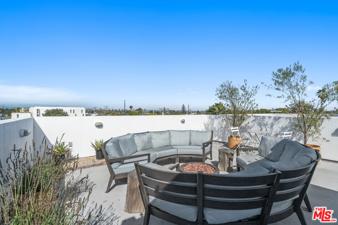 660 Rose Avenue, Unit 4 Venice, CA 90291 - Photo 24 of 25 a view of a couches and a table and chairs in the patio