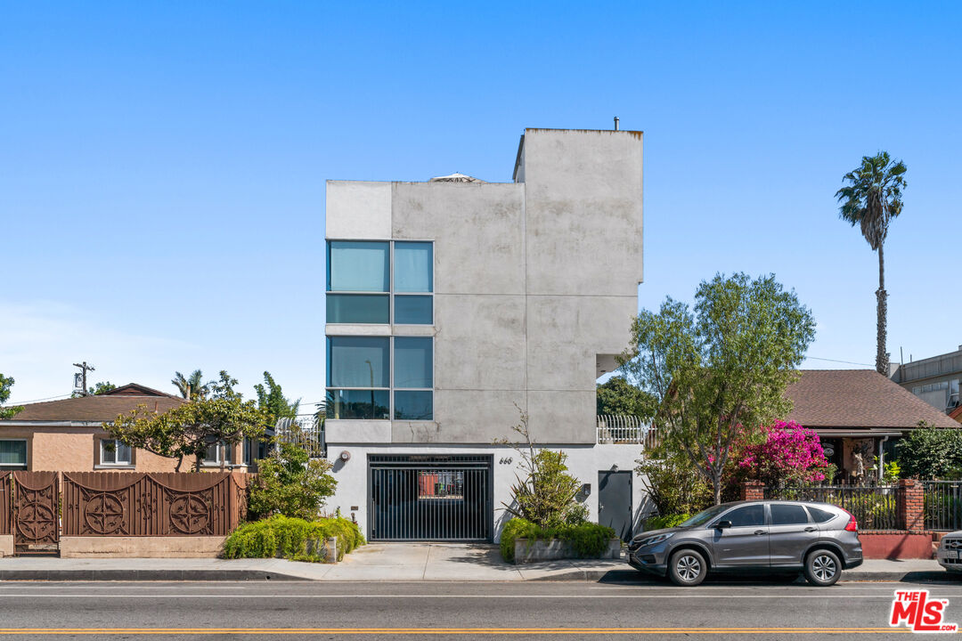 660 Rose Avenue, Unit 4 Venice, CA 90291 - Photo 25 of 25 a car parked in front of a house