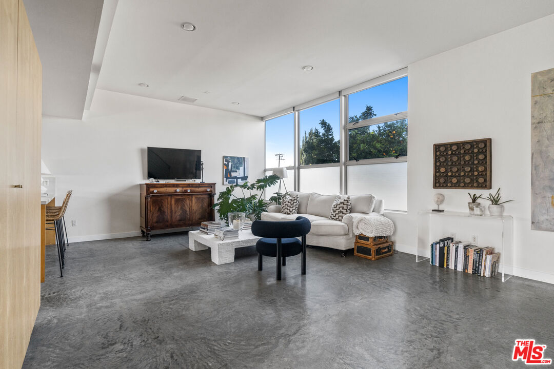 660 Rose Avenue, Unit 4 Venice, CA 90291 - Photo 3 of 25 a living room with furniture and a flat screen tv