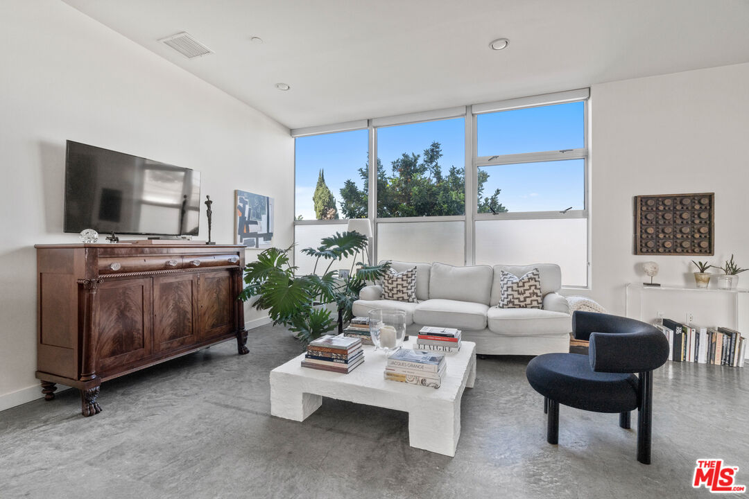660 Rose Avenue, Unit 4 Venice, CA 90291 - Photo 5 of 25 a living room with furniture and a flat screen tv