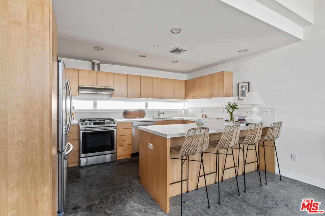 660 Rose Avenue, Unit 4 Venice, CA 90291 - Photo 7 of 25 a kitchen with a stove a sink and a refrigerator