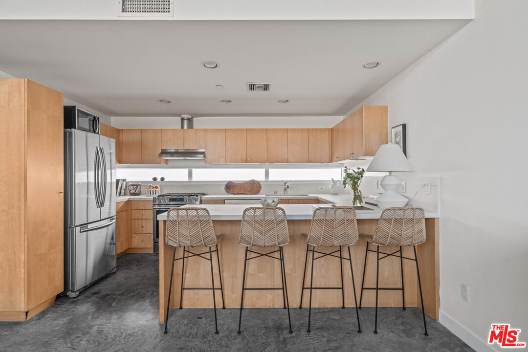 660 Rose Avenue, Unit 4 Venice, CA 90291 - Photo 8 of 25 a kitchen with appliances cabinets and a sink