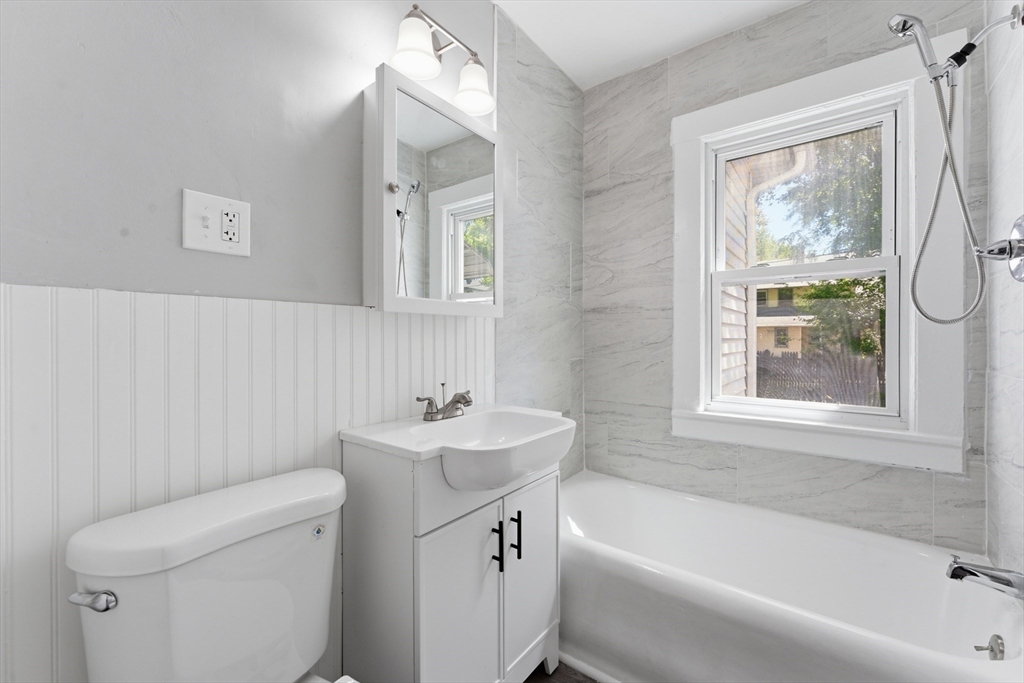47 Thorndyke Street Springfield, MA 01118 - Photo 12 of 42