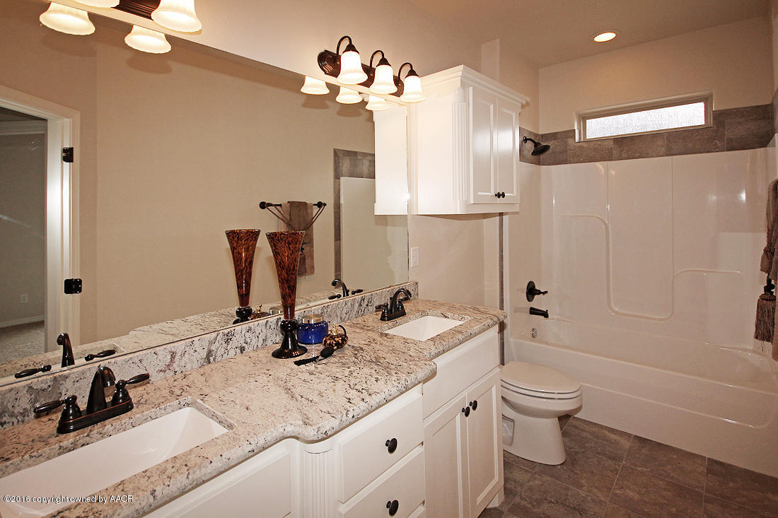 7405 Rochester Drive Amarillo, TX 79118 - Photo 28 of 32 Bathroom