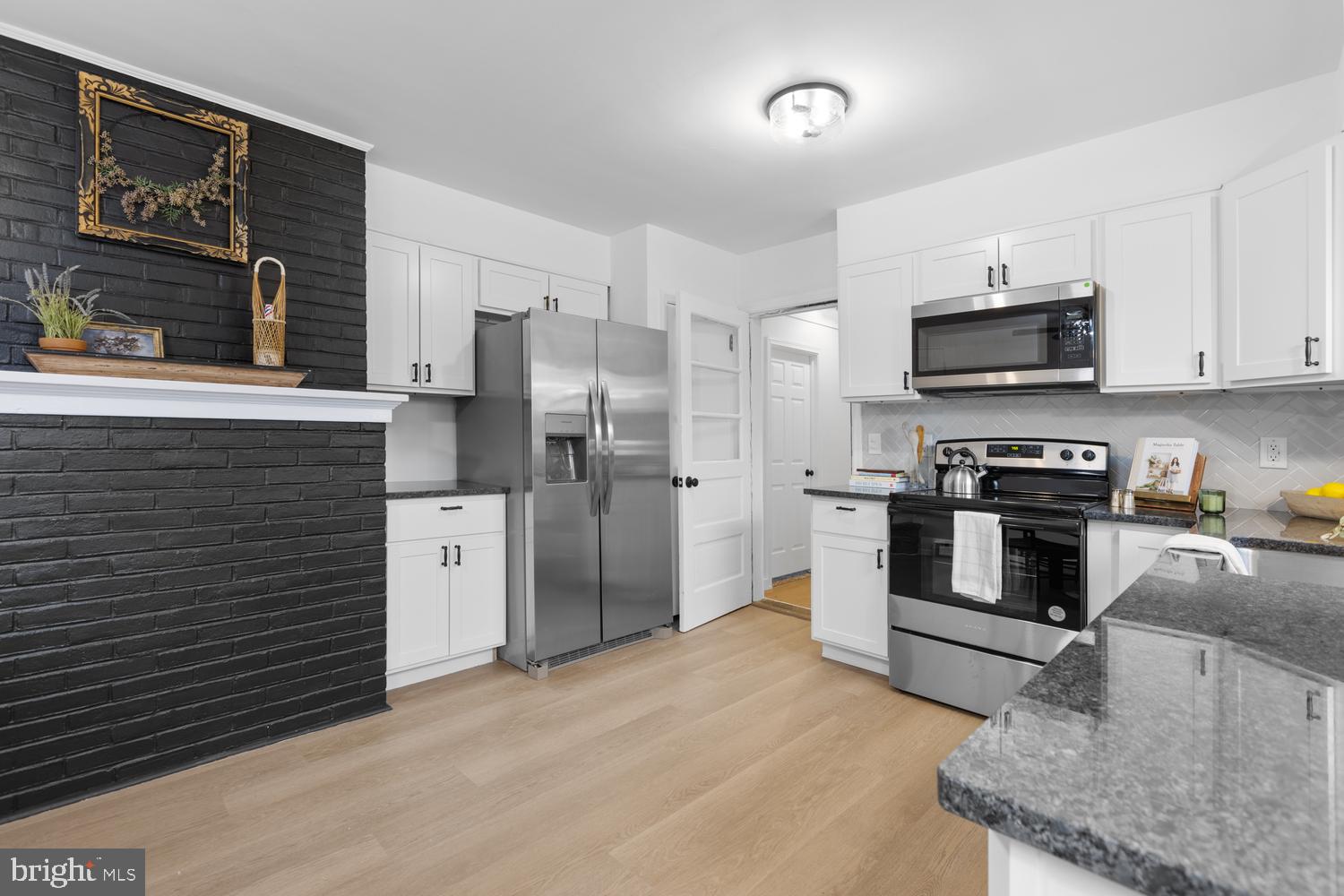 7 Cedarhurst Circle Lancaster, PA 17603 - Photo 8 of 24 a kitchen with stainless steel appliances granite countertop a stove and a refrigerator