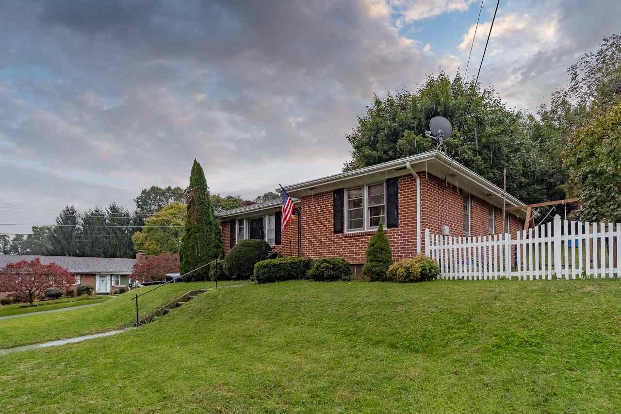100 Nottingham Road Staunton, VA 24401 - Photo 2 of 50 a front view of a house with garden