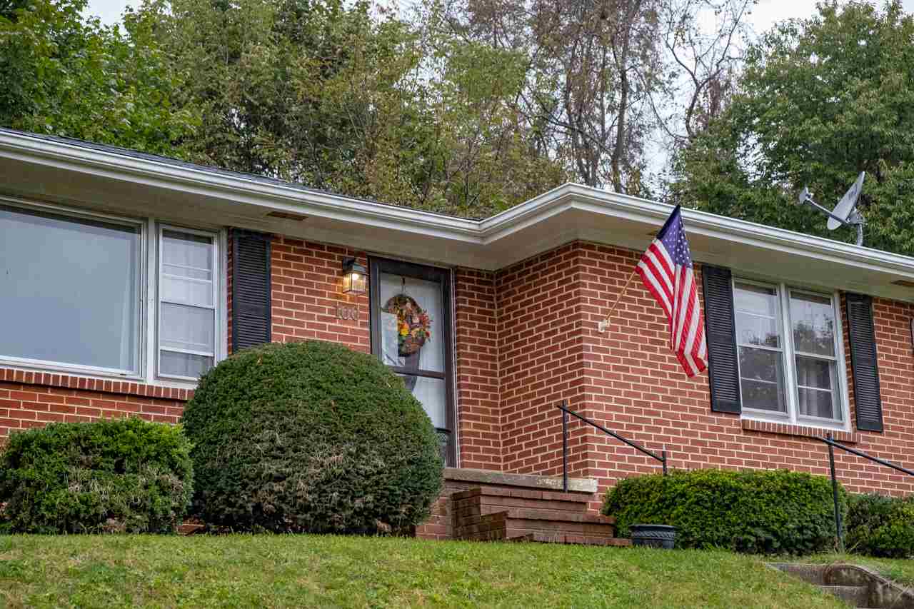 100 Nottingham Road Staunton, VA 24401 - Photo 8 of 50 a front view of a house with garden