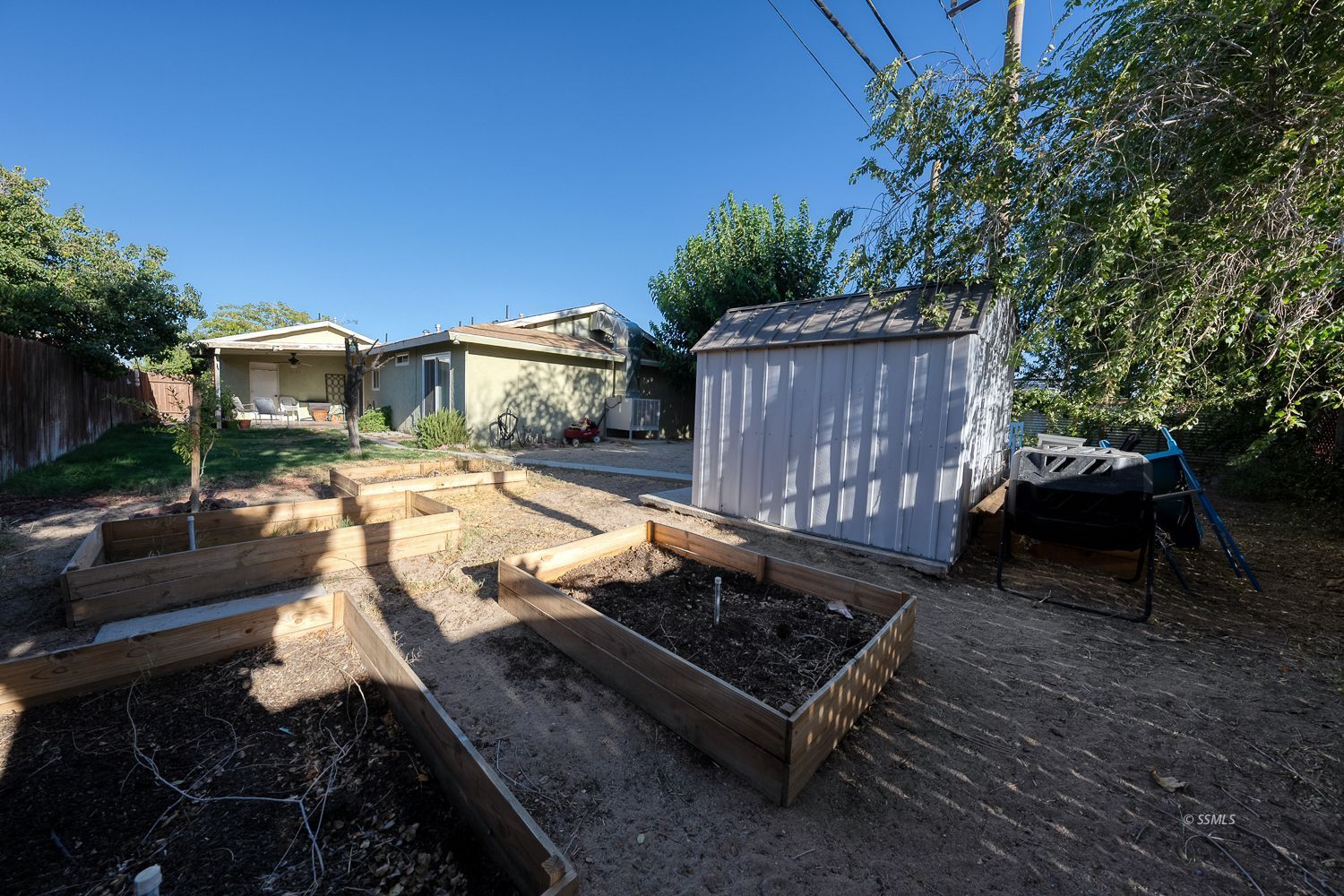 617 South Downs Street Ridgecrest, CA 93555 - Photo 25 of 34 a view of a backyard with sitting area