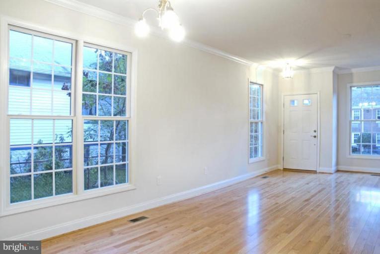 112 A East Glebe Road Alexandria, VA 22305 - Photo 3 of 9 Living Room