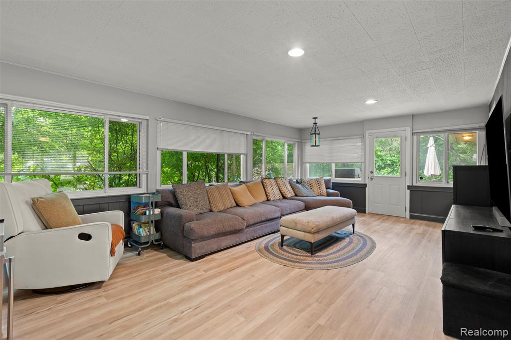 28317 New Castle Road Farmington Hills, MI 48331 - Photo 11 of 23