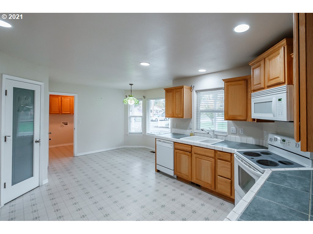 549 Mountain View Road Sweet Home, OR 97386 - Photo 5 of 26 Gallery Image 5