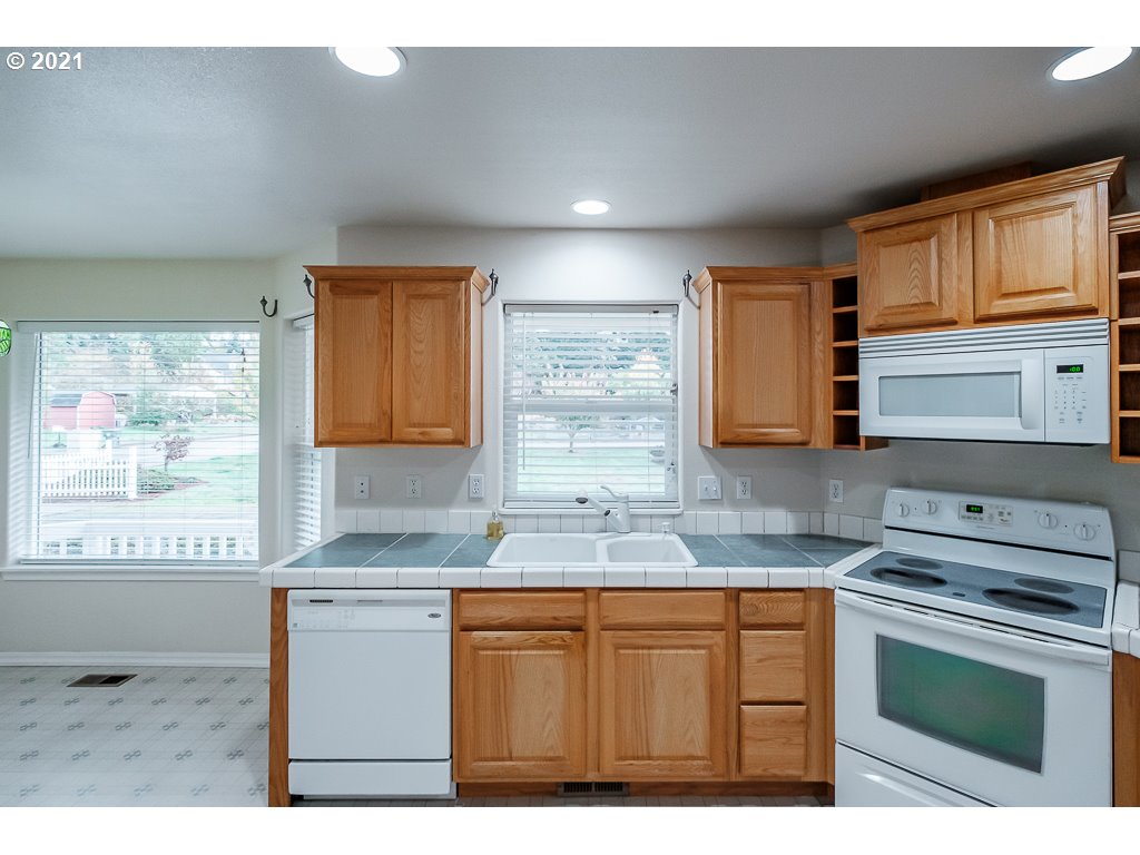 549 Mountain View Road Sweet Home, OR 97386 - Photo 8 of 26 Gallery Image 8