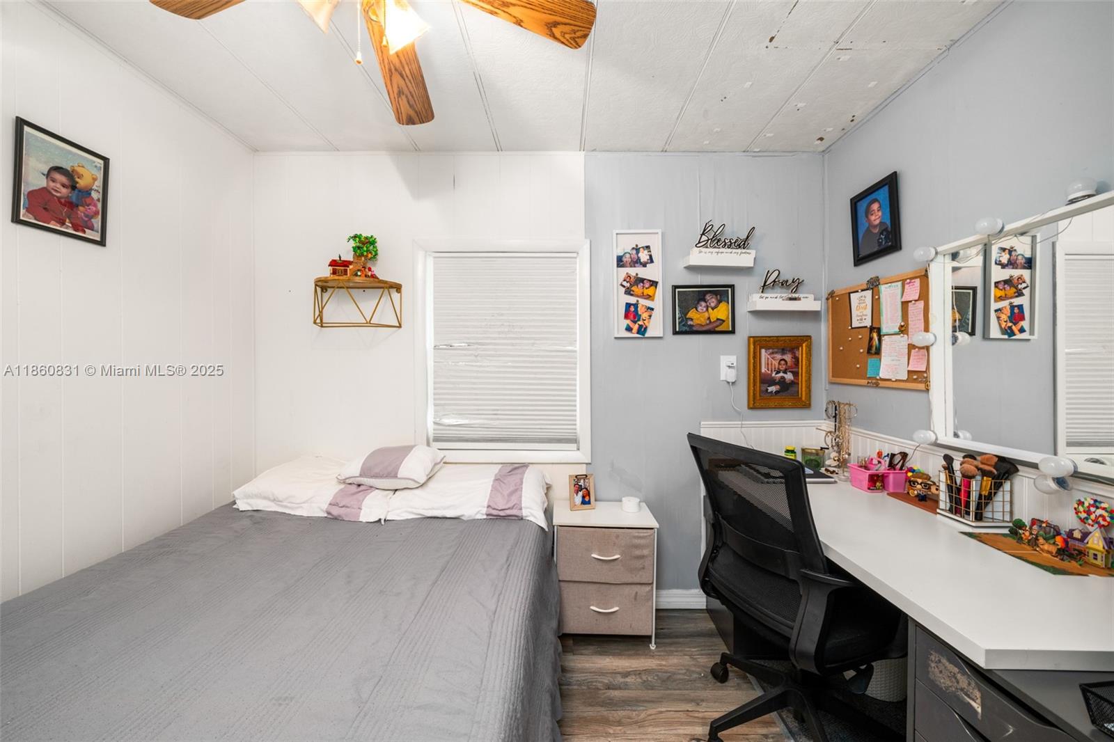 3208 Delaware Avenue Sebring, FL 33870 - Photo 14 of 37 a workspace with furniture and book shelf