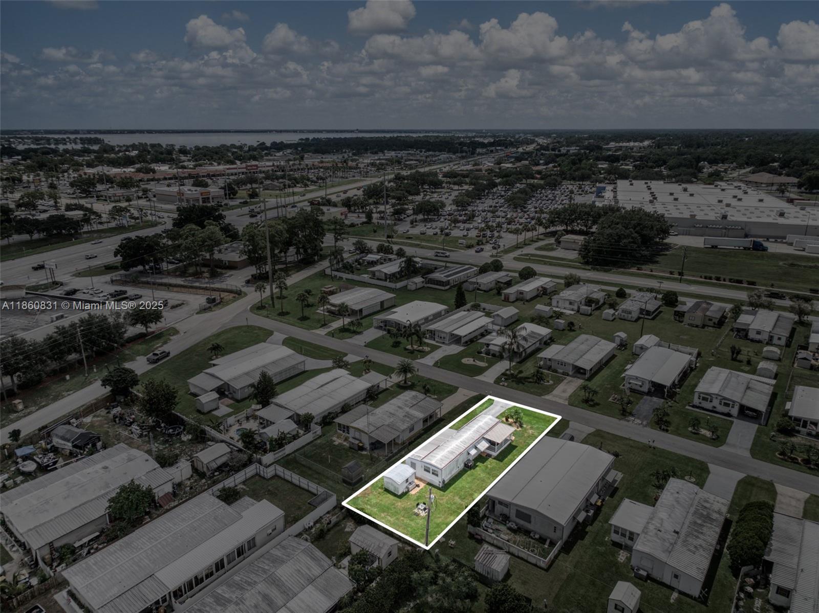 3208 Delaware Avenue Sebring, FL 33870 - Photo 37 of 37 an aerial view of a residential buildings