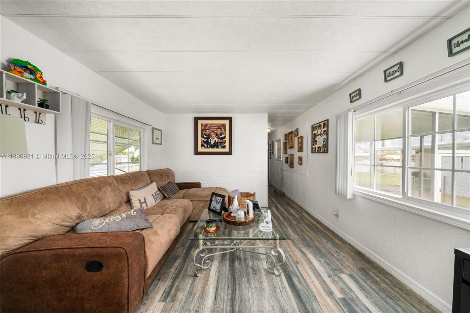 3208 Delaware Avenue Sebring, FL 33870 - Photo 6 of 37 a living room with furniture and a window