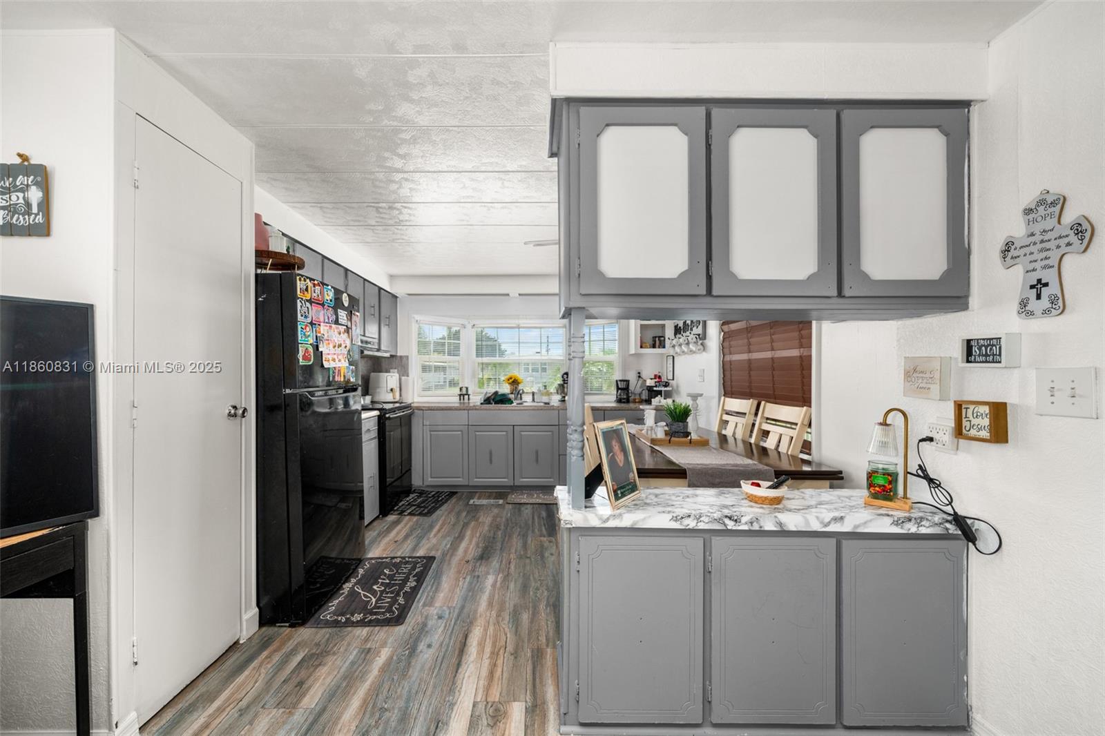 3208 Delaware Avenue Sebring, FL 33870 - Photo 8 of 37 a kitchen with cabinets a sink and appliances