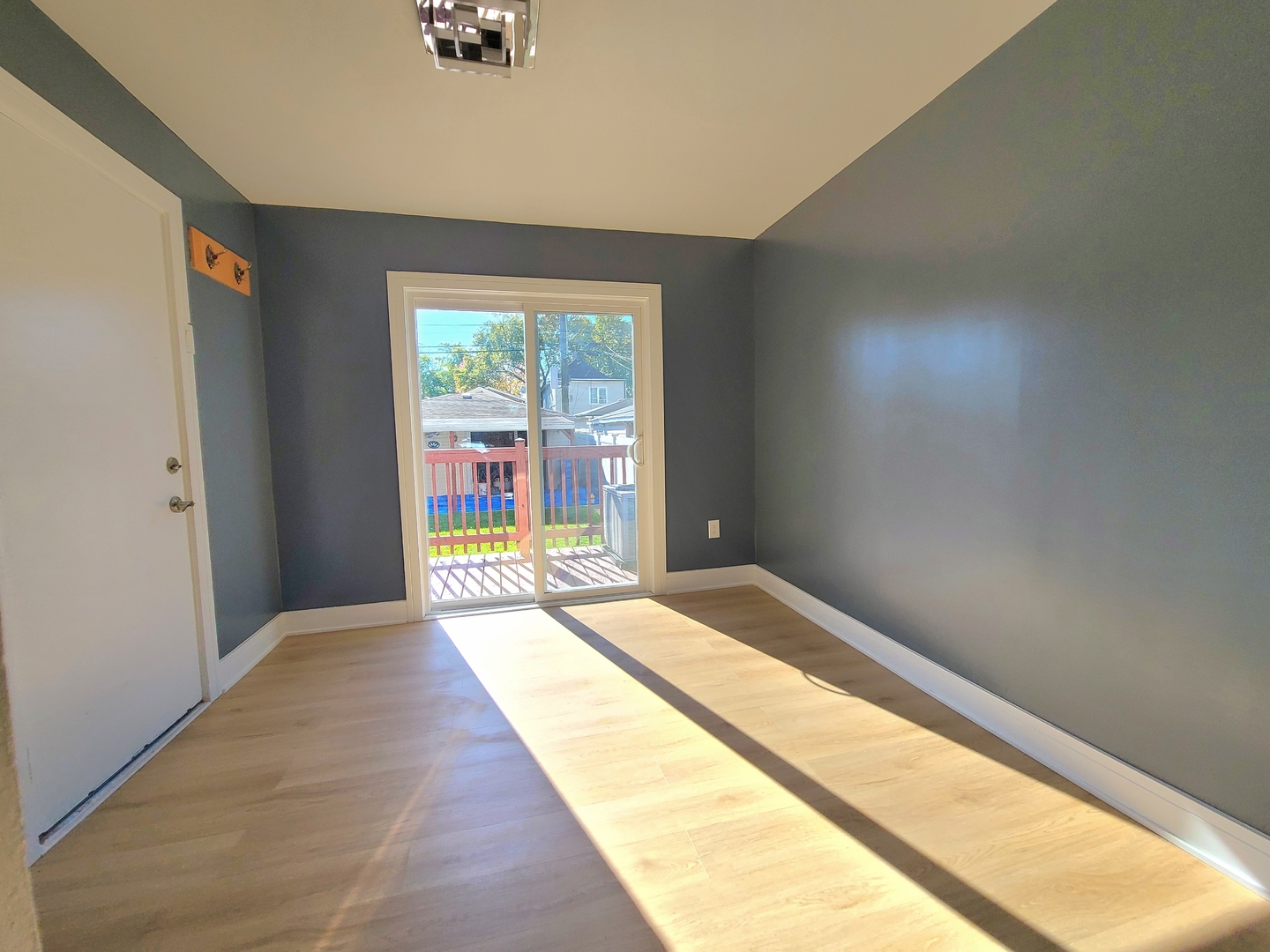 3801 West 63rd Place Chicago, IL 60629 - Photo 15 of 36 a view of an empty room and a window