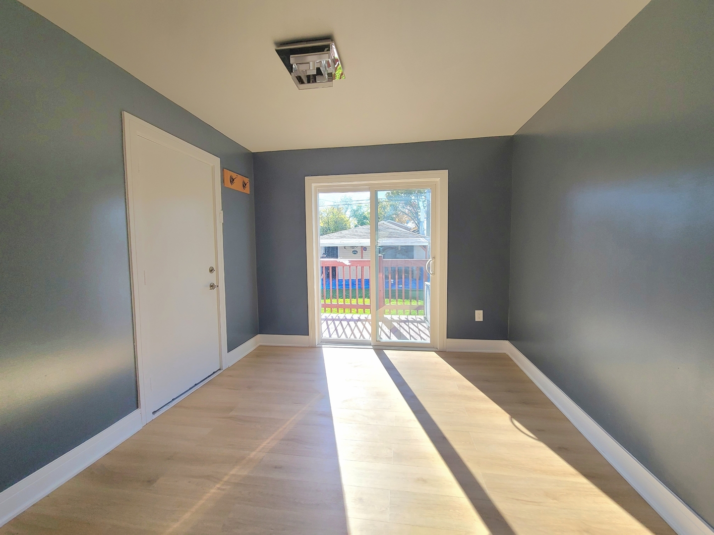 3801 West 63rd Place Chicago, IL 60629 - Photo 16 of 36 a view of an empty room and window