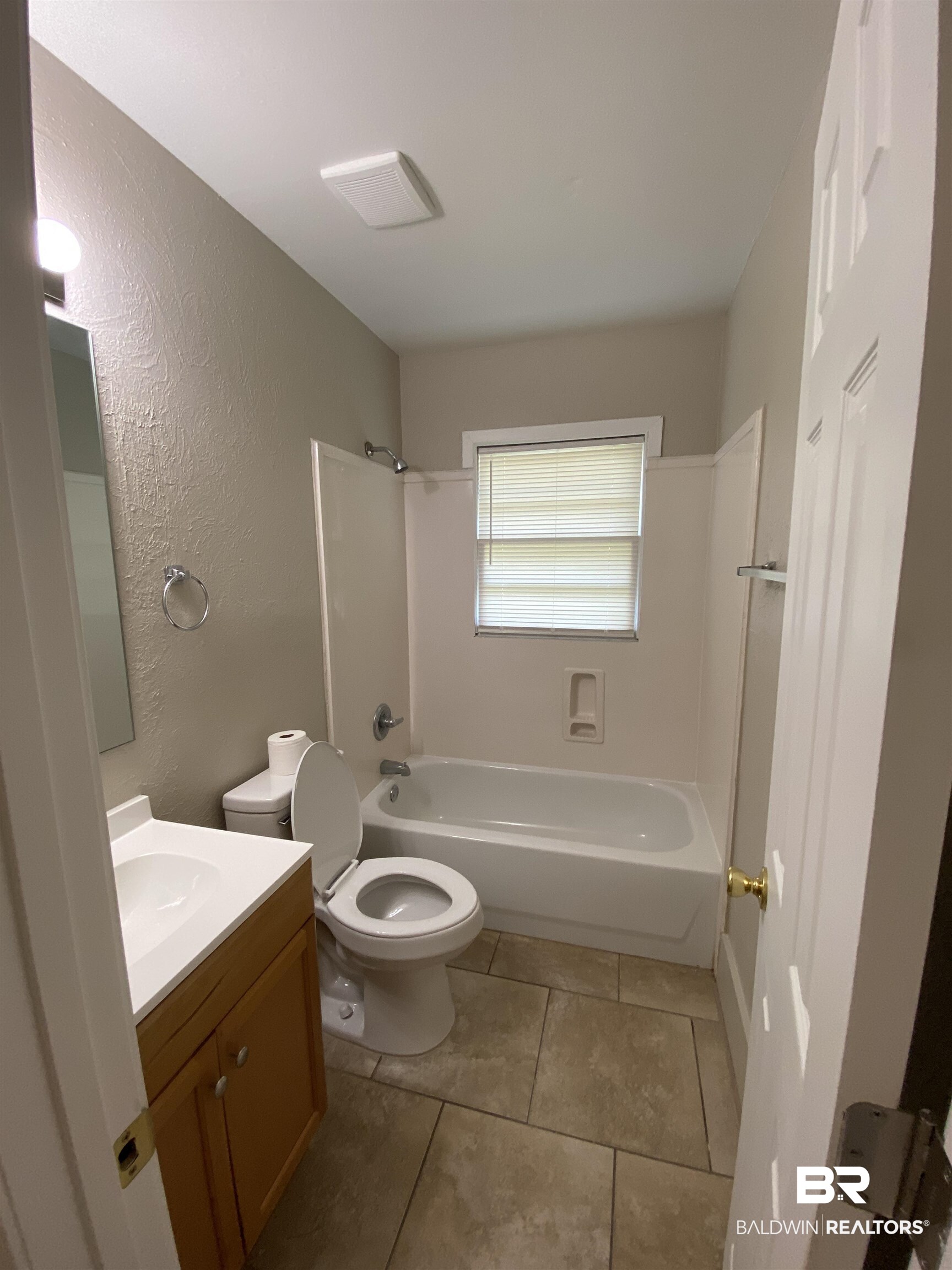 7201 Tangerine Avenue Mobile, AL 36618 - Photo 12 of 15 hall bath