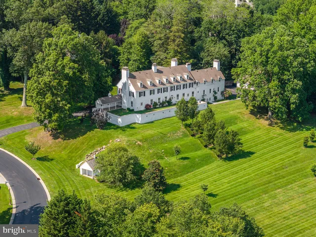a view of a garden with a house