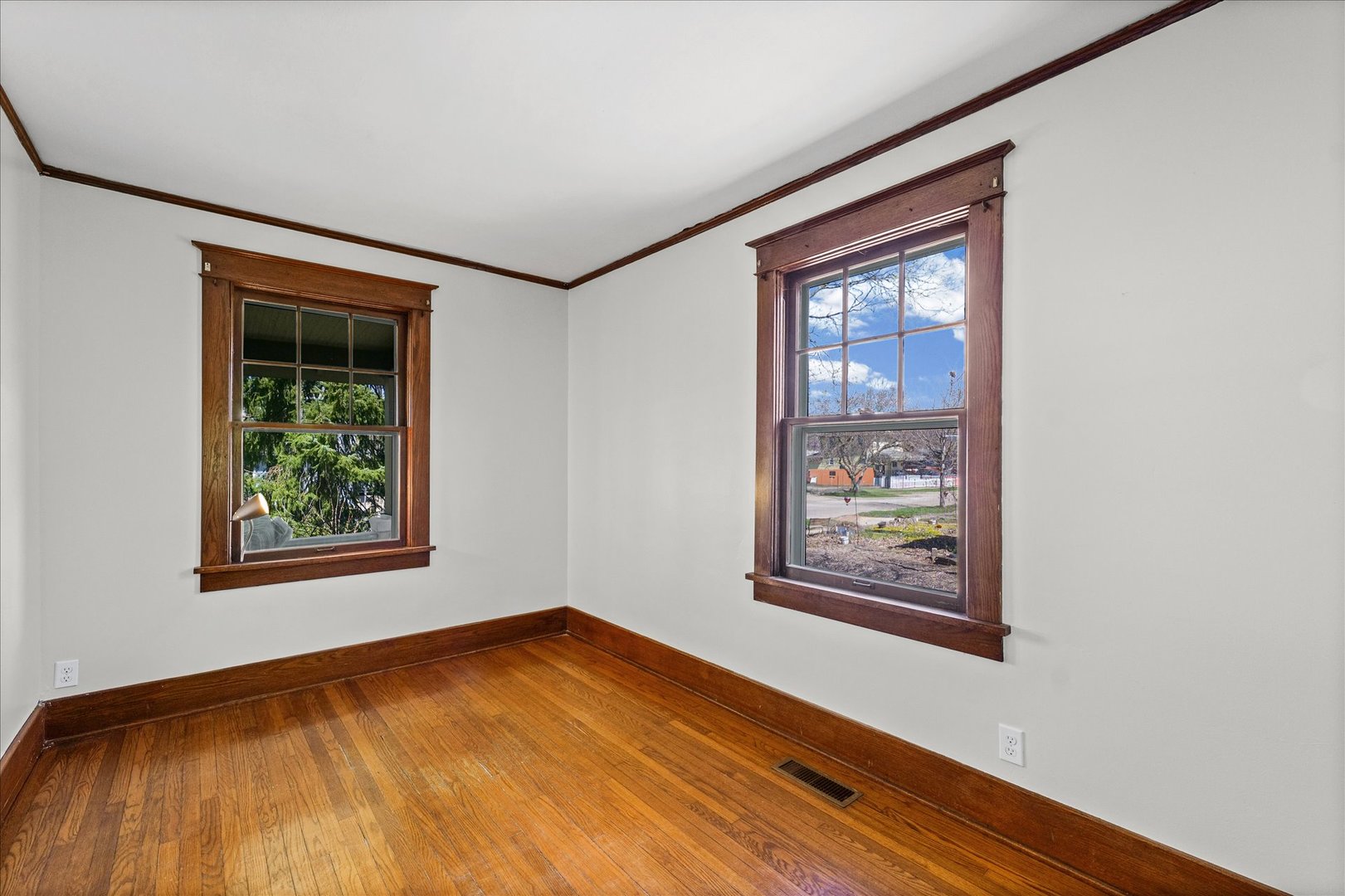 1011 West Vine Street Champaign, IL 61821 - Photo 13 of 19 an empty room with window