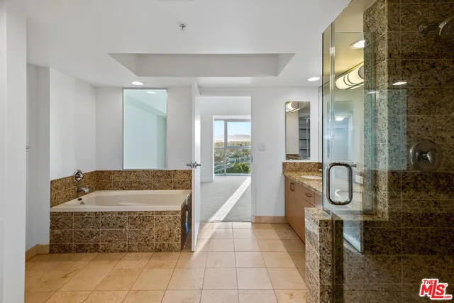 $4,395 | 13700 Marina Pointe Drive, Unit 909, Marina del Rey, CA 90292