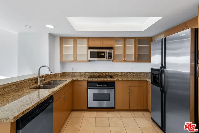 $4,395 | 13700 Marina Pointe Drive, Unit 909, Marina del Rey, CA 90292