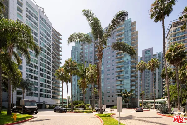 $4,395 | 13700 Marina Pointe Drive, Unit 909, Marina del Rey, CA 90292