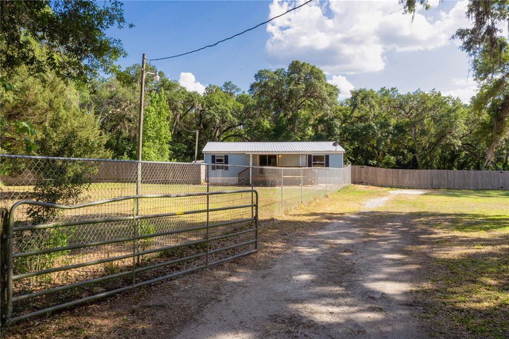 3641 C R 656 Webster, FL 33597 - Photo 1 of 1 Driveway