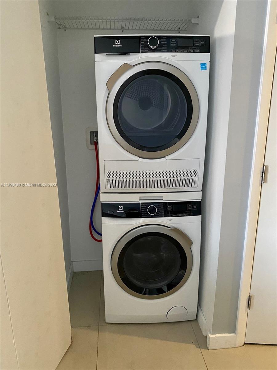 423 East 27th Street, Unit 101 Hialeah, FL 33013 - Photo 6 of 9 a utility room with dryer and washer