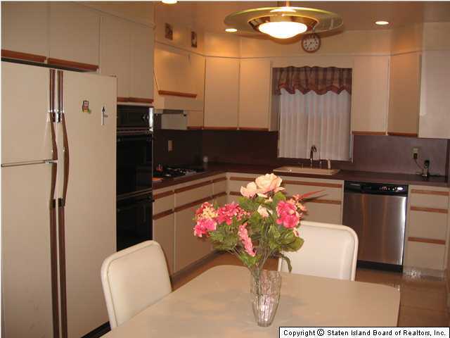 27 Bascom Place Staten Island, NY 10314 - Photo 8 of 13 Additional Photo