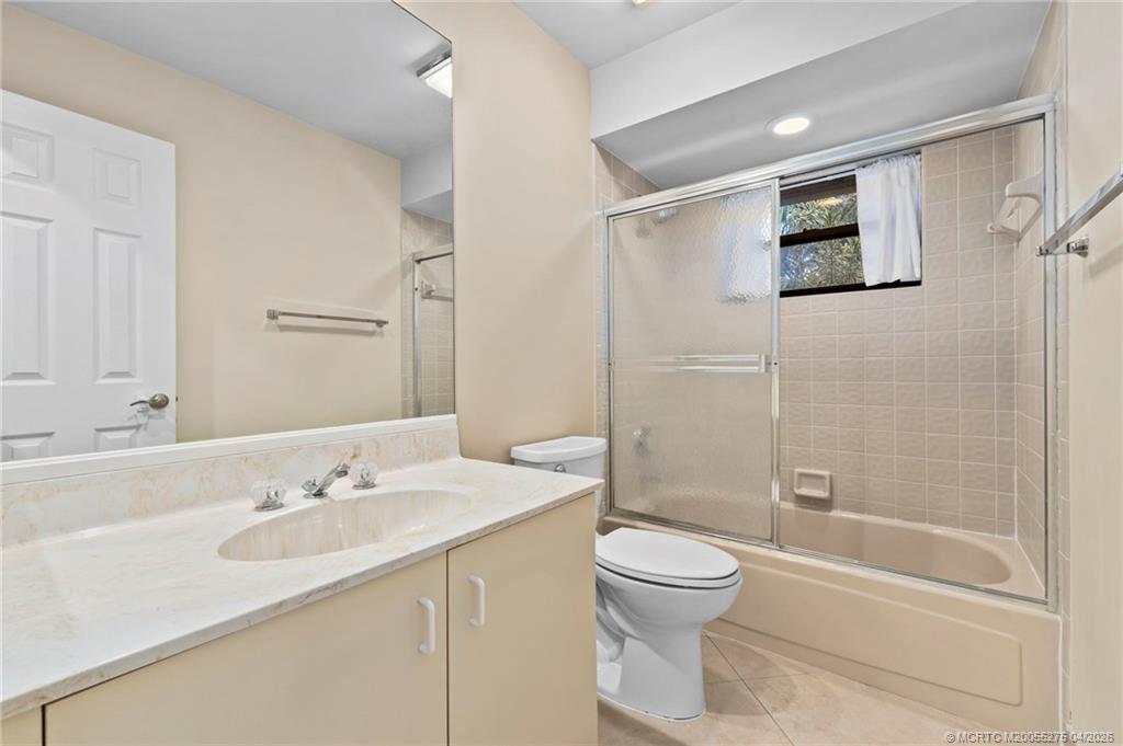 3281 Southwest Bobalink Way Palm City, FL 34990 - Photo 22 of 45 2nd bath with tub/shower.