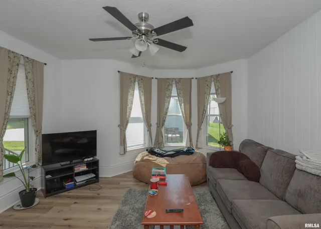 $176,900 | 335 South Stewart Street, Geneseo, IL 61254