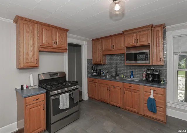 $176,900 | 335 South Stewart Street, Geneseo, IL 61254