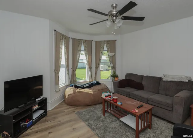 $176,900 | 335 South Stewart Street, Geneseo, IL 61254