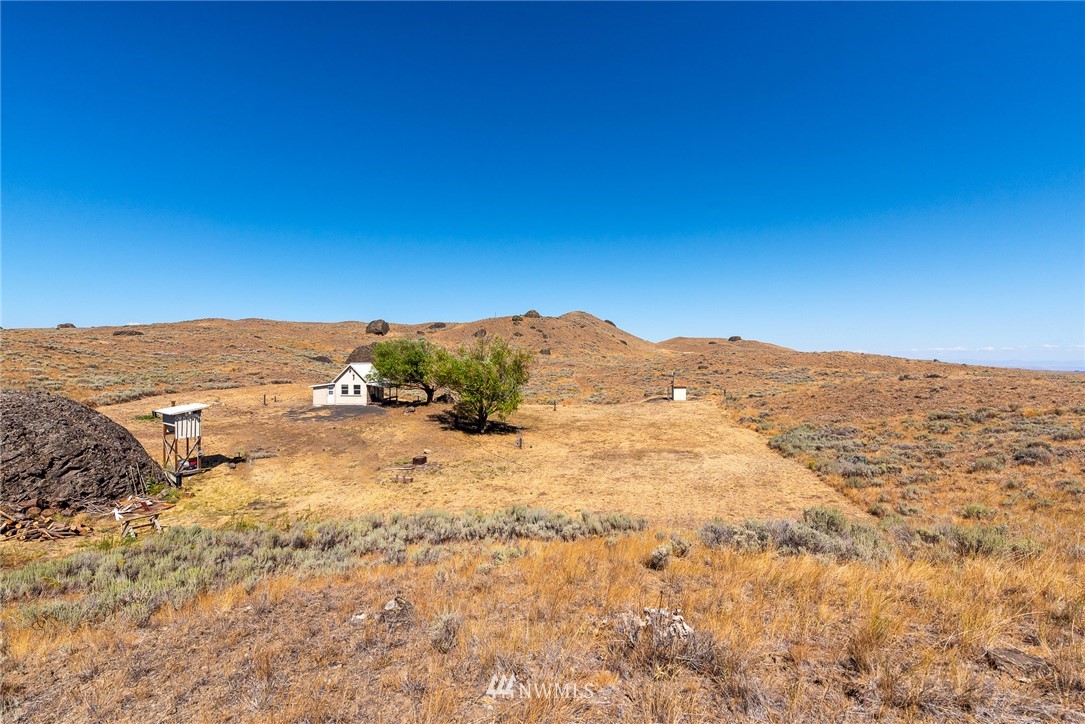 505 Rd 15th Street Northwest Waterville, WA 98858 - Photo 3 of 16 a view of an ocean beach and mountain