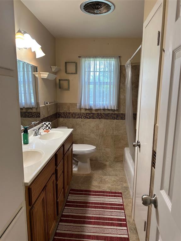 406 South Williams Street Hamilton, TX 76531 - Photo 19 of 35 a bathroom with a sink and a mirror