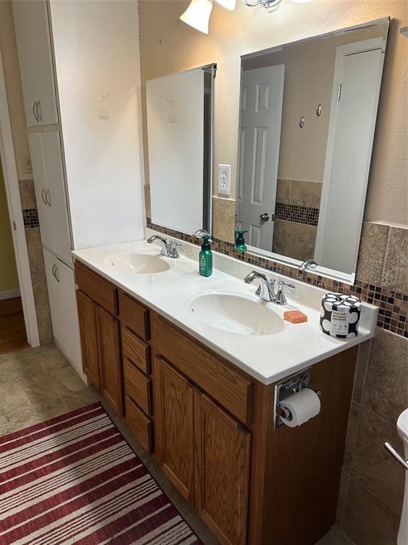 406 South Williams Street Hamilton, TX 76531 - Photo 20 of 35 a bathroom with sink and mirror