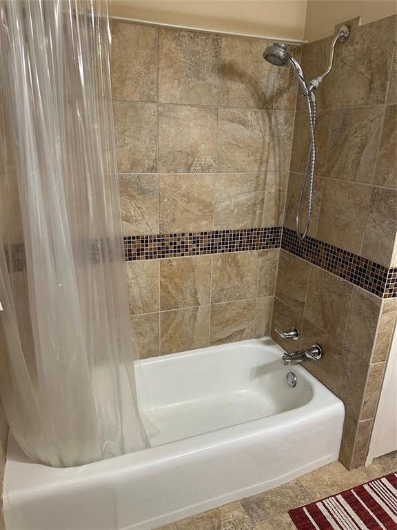 406 South Williams Street Hamilton, TX 76531 - Photo 21 of 35 a bathroom with a bathtub and shower