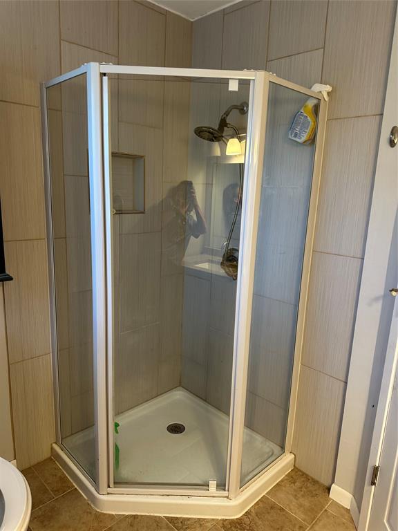 406 South Williams Street Hamilton, TX 76531 - Photo 25 of 35 a bathroom with a shower and toilet