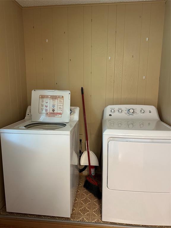 406 South Williams Street Hamilton, TX 76531 - Photo 27 of 35 a utility room with dryer and washer