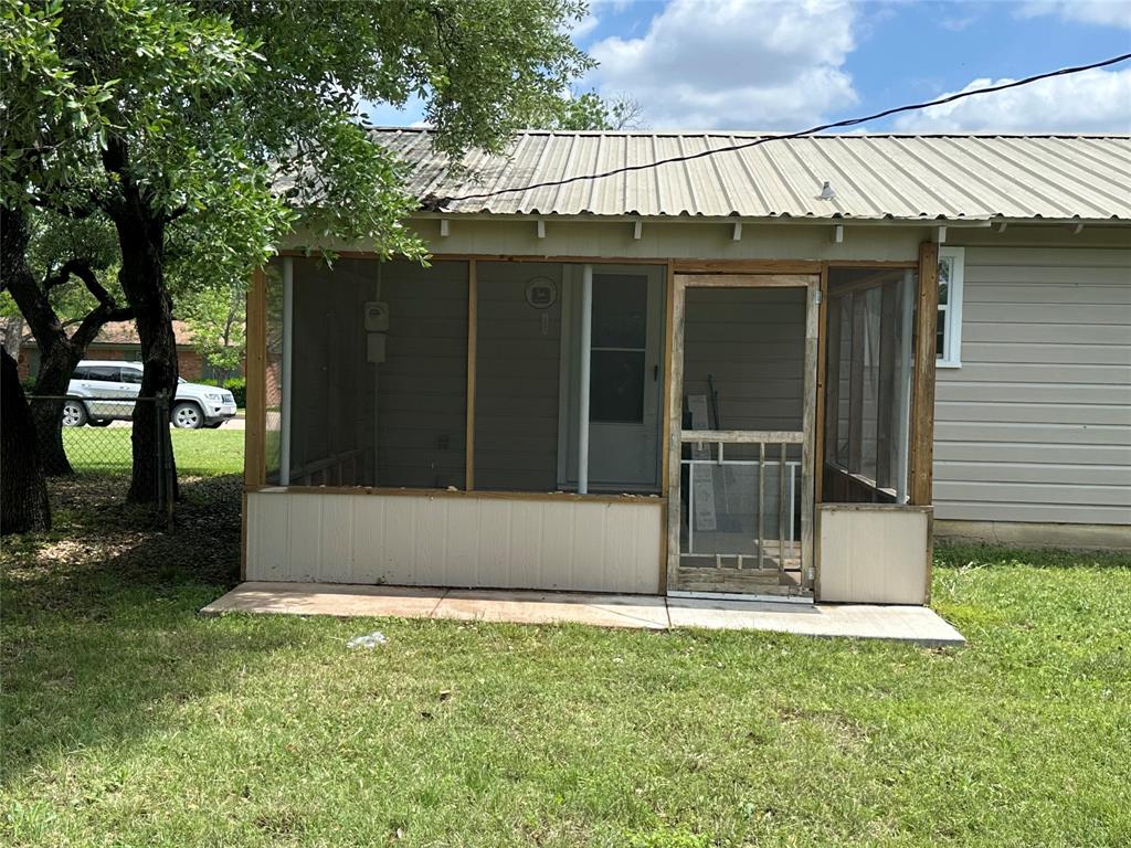 406 South Williams Street Hamilton, TX 76531 - Photo 35 of 35 a view of a house with backyard and a tub