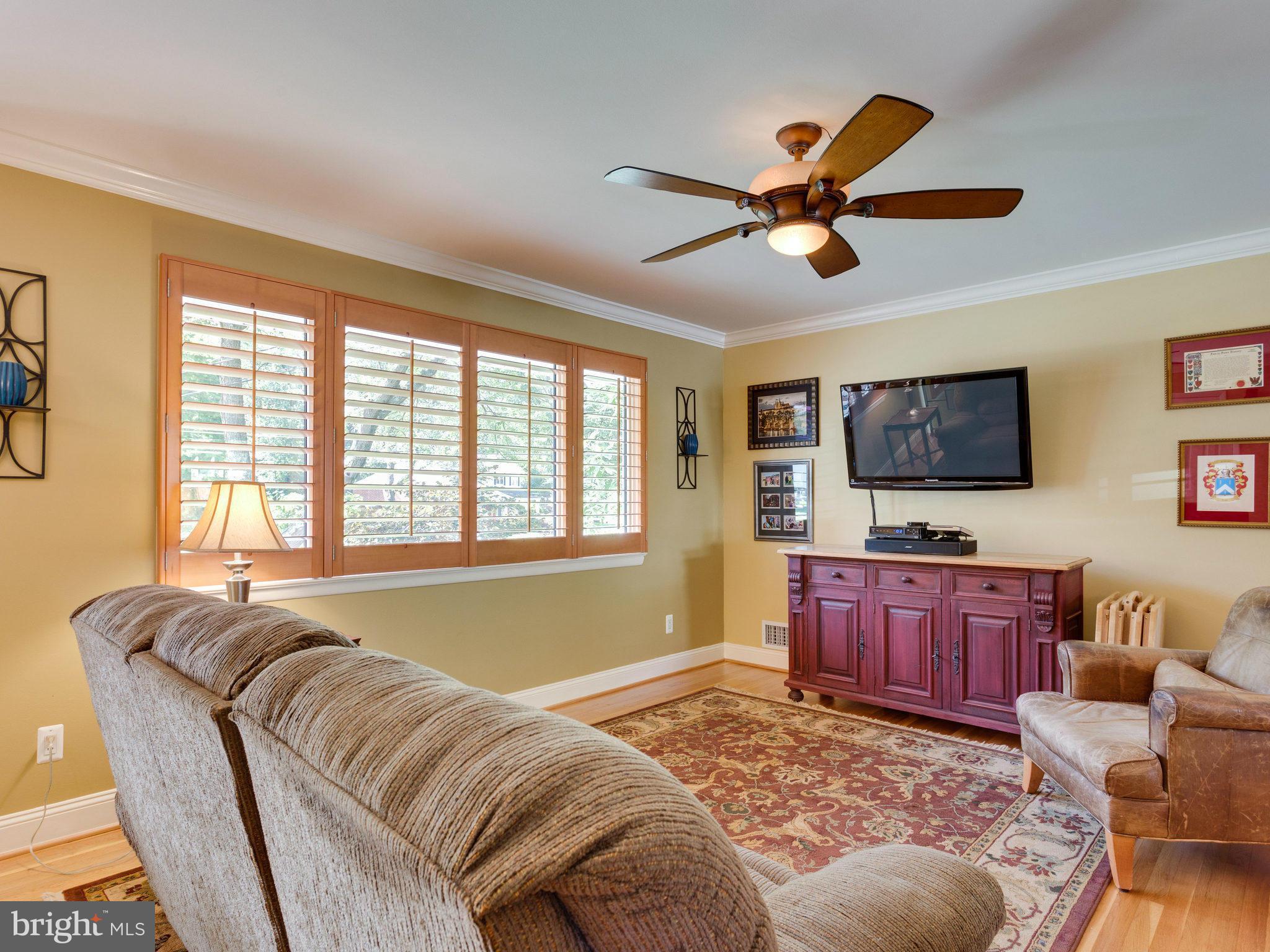 8908 Battery Road Alexandria, VA 22308 - Photo 11 of 30 Living Room