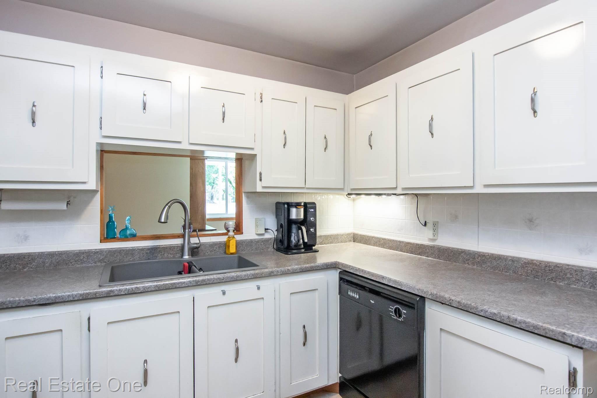 6401 Hatchery Road Waterford, MI 48327 - Photo 9 of 37 09_Kitchen_6401Hatchery.jpg