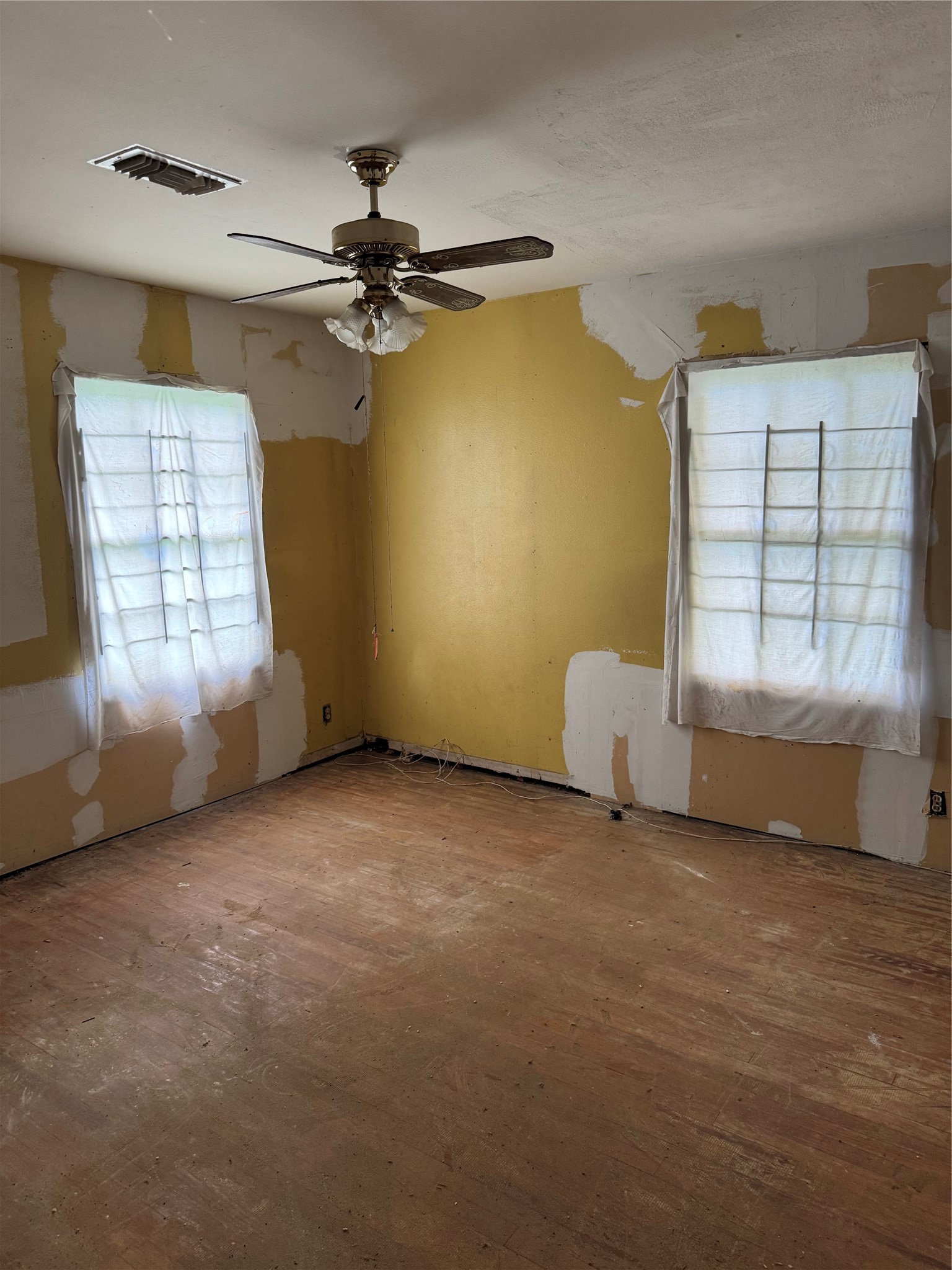 5050 Nassau Road Houston, TX 77021 - Photo 5 of 11 an empty room with windows