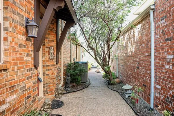 a view of a pathway with a pathway