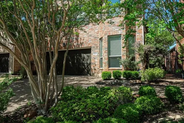 a view of a back yard