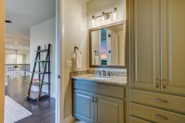 a en suite bathroom with a sink and a mirror